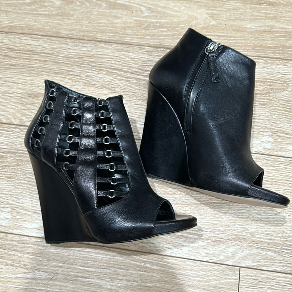 GIUSEPPE ZANOTTI BLACK LEATHER ANKLE BOOT size 37.5, fits a 6.5/7
